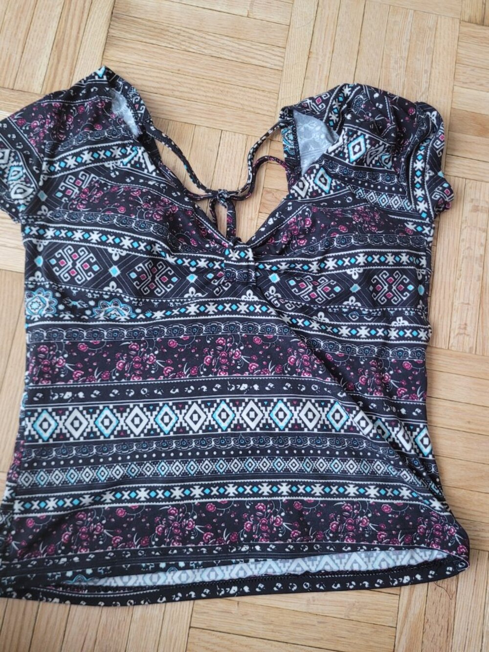 Geometric Print Ribbon Backless Slim Fit T-shirts - Picture 5 of 6